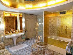 Uno dei bagni della casa di Ceausescu